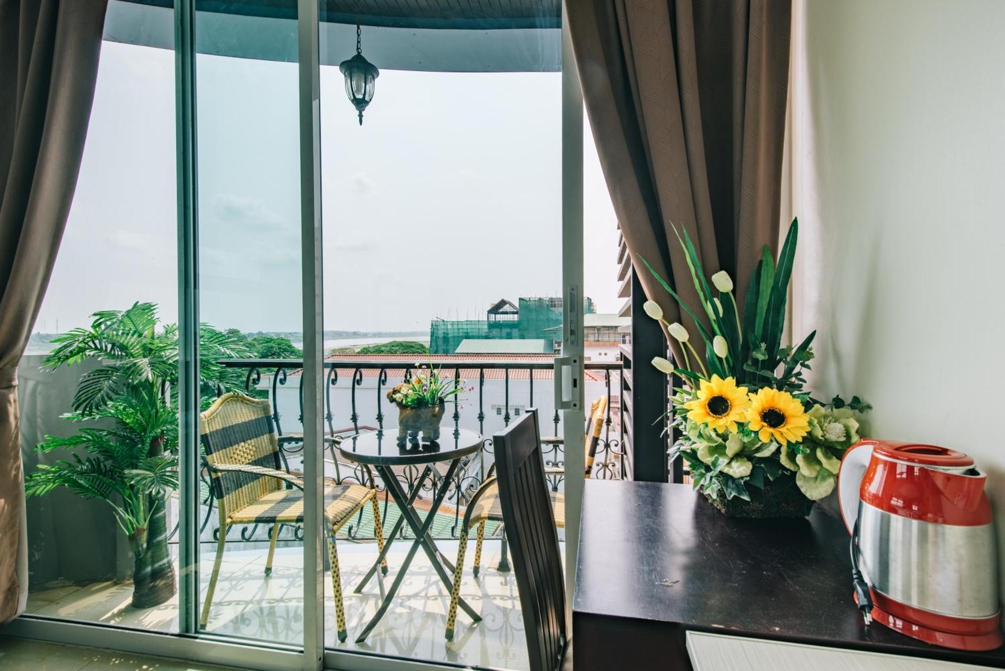 V Hotel Vientiane Exteriör bild